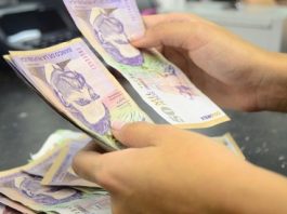 Periodista encontró varios billetes en la puerta de su casa y está buscando al dueño
