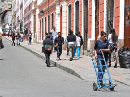 Gobernador firma ordenanza que rebaja sanciones a deudores del fisco departamental
