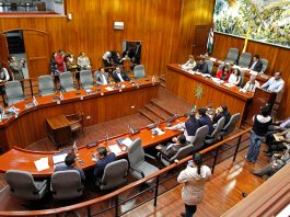 La Asamblea con el overol puesto