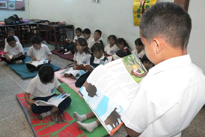 Niños leyendo