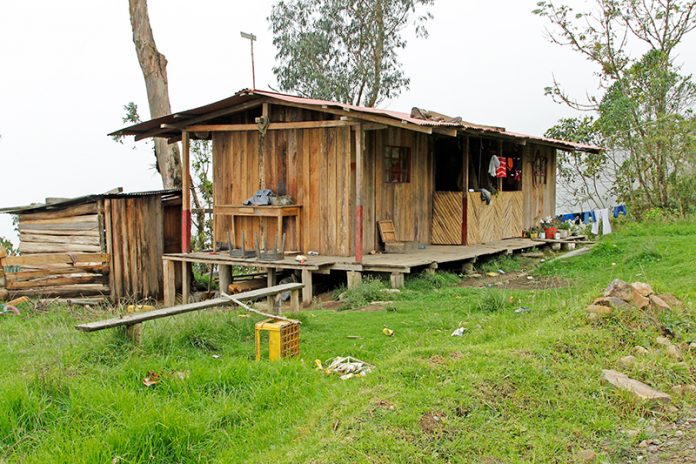 Pauna,-via-a-2-casa-pobreza
