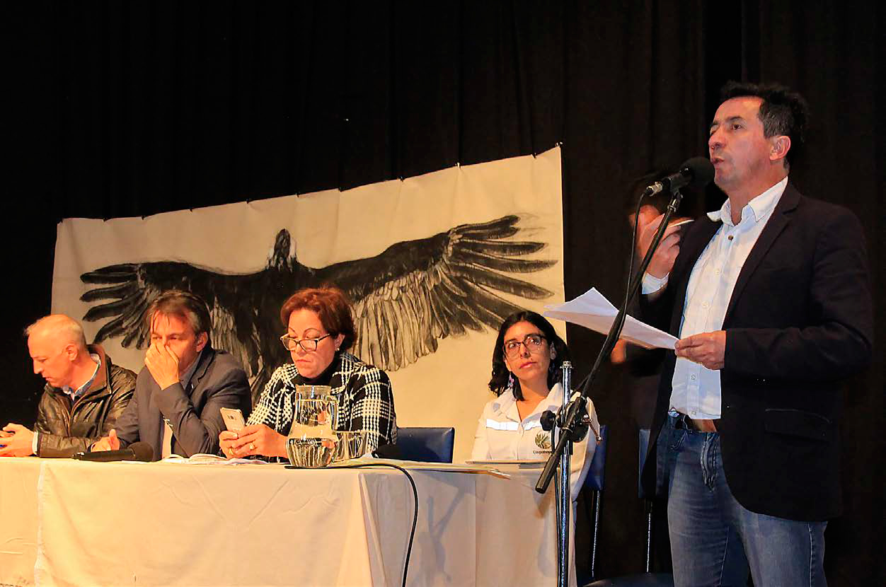 En la foto Pedro Pablo Salas, coordinador del encuentro y asesor de la oficina de diálogo social de la Gobernación de Boyacá, se dirige a los presentes en la Fundación San Isidro el pasado 25 de octubre. Foto | Hisrael Garzonroa