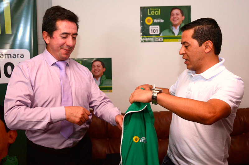 El instante en el que Pedro Pablo Salas se pone la casaca del Partido Verde al lado de Wilmer Leal candidato de esa colectividad al Congreso. Foto | Carlo Fidel Gómez Torres