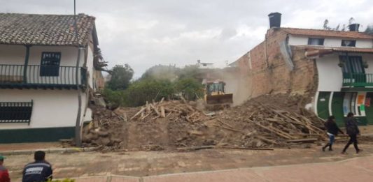 Ante el invierno, demuelen casa antigua en Jenesano