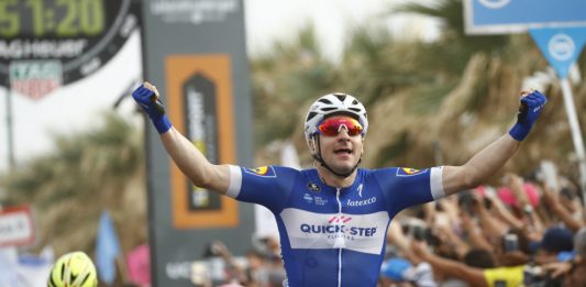 Elia Viviani vence en la segunda etapa del Giro de Italia