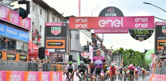 Elia Viviani consigue su cuarta victoria de etapa en el Giro de Italia