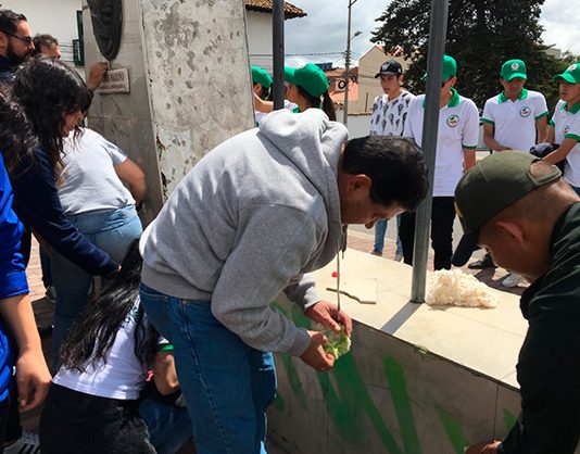 Tunjanos limpiaron y embellecieron monumento Antonio Nariño