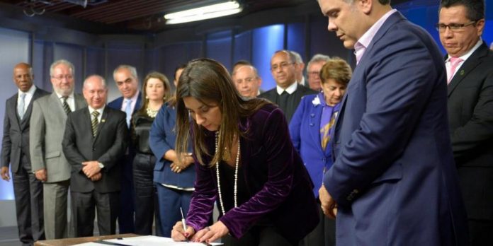 Firma gobierno rectores