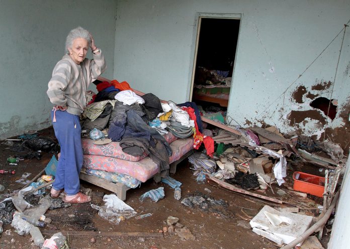 Anciana, guerra, Colombia, bomba, ruinas