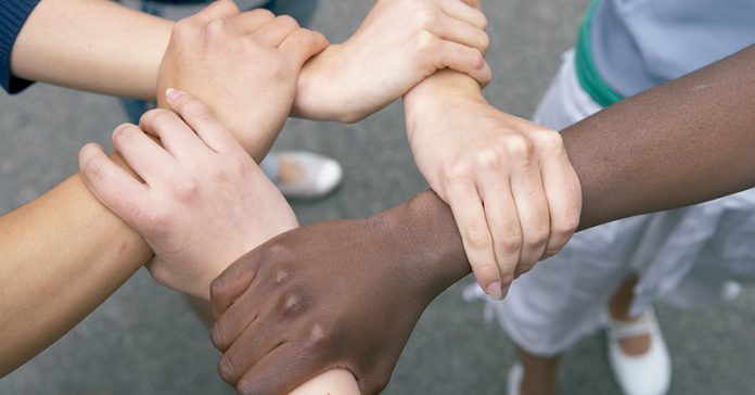 manos-niños-union-sociedad