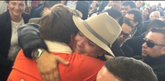 ¿Un abrazo de aval?