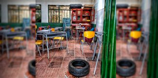 Joven estaba en salón de clases y le cayó una llanta encima