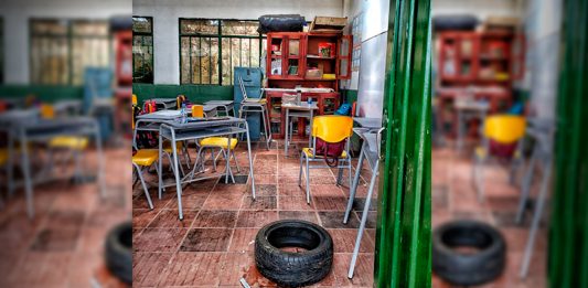 Joven estaba en salón de clases y le cayó una llanta encima