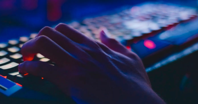 mano-computador-teclado-escribir