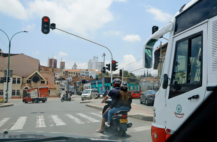 Pandemia-Tunja-03-bus-trafico-carros-moto-semaforo