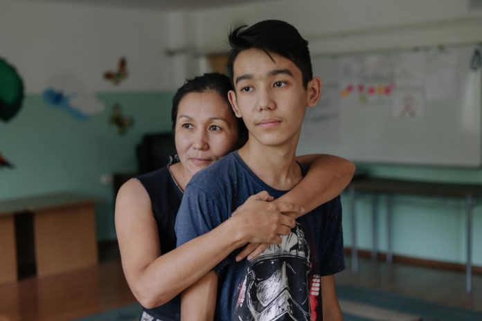 abrazo-mamá-familia-hijos-escuela