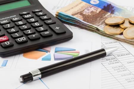 84627811-planilla-de-presupuesto-mensual-dinero-lápiz-y-calculadora
