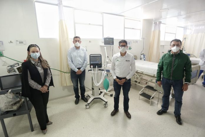 Gobernador y sec salud unidad cuidados intensivos