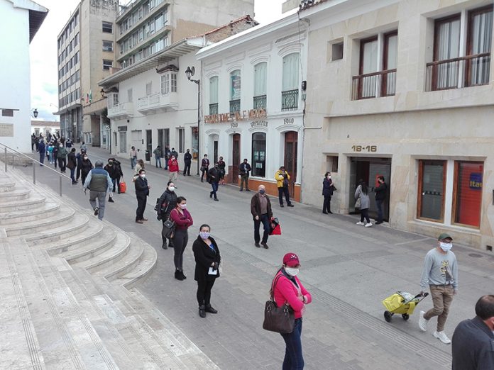 tunja- fila -gente-banco-san ignacio