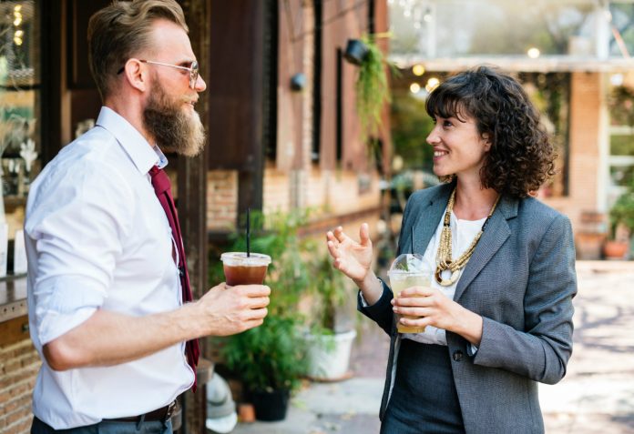 pareja-conversa-