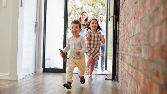 familia niños casa hogar