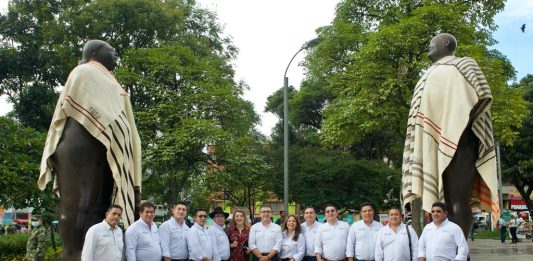 Esculturas del maestro Fernando Botero en Medellín fueron vestidas con ruanas de Iza