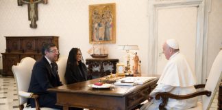 Una cruz con esmeraldas del Occidente de Boyacá, el regalo del Secretario de la CAN al Papa Francisco