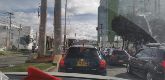 El semáforo que está causando el colapso de la Avenida Universitaria