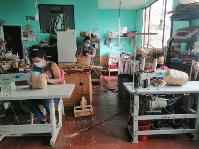 mujeres-trabajador-empleada-trabajo