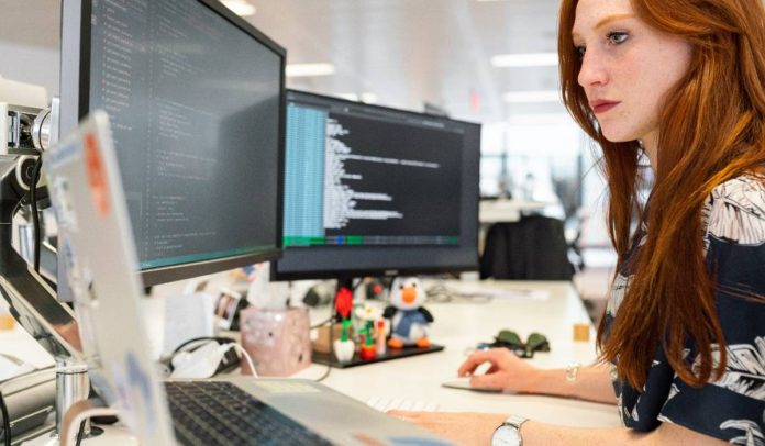 mujer ingeniera sistemas tecnologia