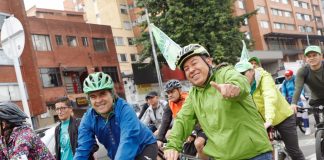 Carlos Amaya, con Sergio Fajardo en la ciclovía de Bogotá