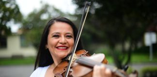 La enfermera boyacense que ayuda a sus pacientes con música de violín