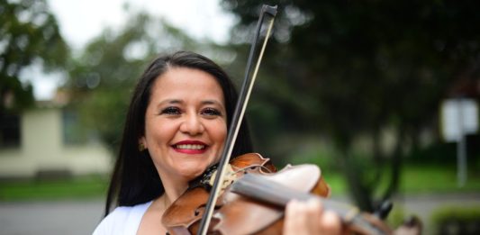La enfermera boyacense que ayuda a sus pacientes con música de violín