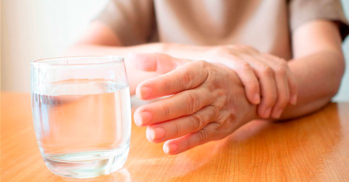 parkinson-vaso-agua-mano