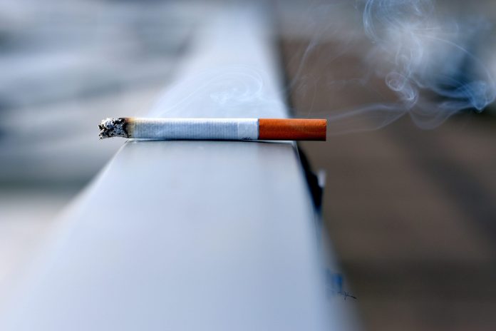 Fumar-cigarrillo-Foto-Andres-Siimon-Unsplash-scaled