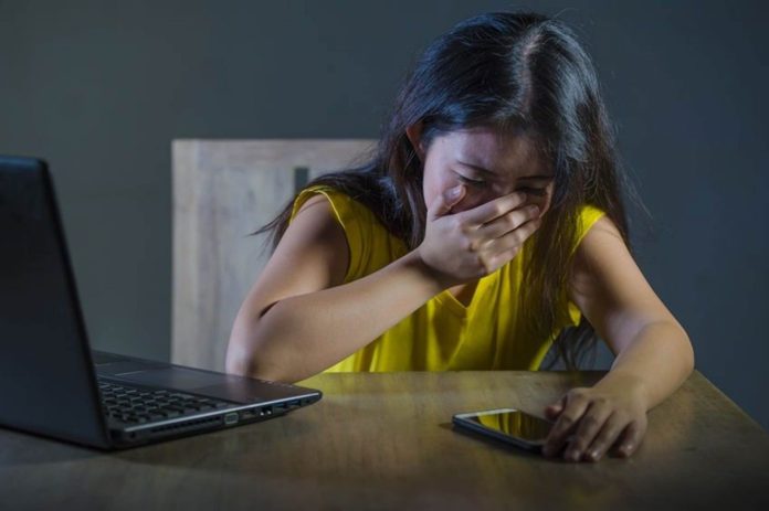 mujer llora llanto tecnologia computador