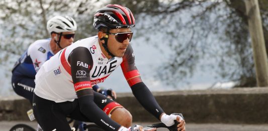 En español y en inglés, Sebastián Molano se disculpa por haber agredido a otro ciclista