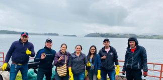 Familia de Aquitania hace artesanías con desechos de la Laguna de Tota