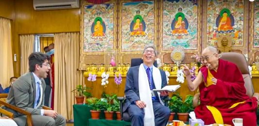 Un boyacense le entregó la ruana al Dalai Lama