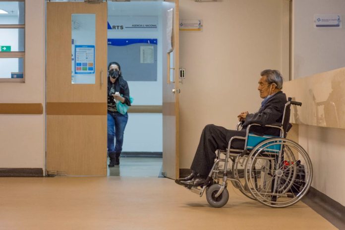 anciano viejo silla de ruedas hospital
