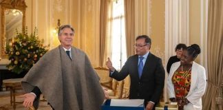 Presidente Petro también entrega ruanas; le regaló una al Secretario de Estado de USA