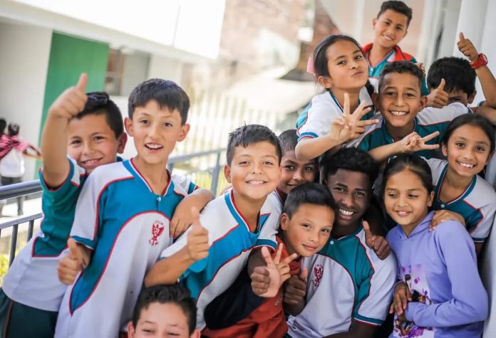 estudiantes niños colegio paz del río