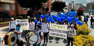 La marcha de los globos azules