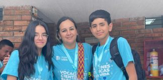 Docente de Paipa y dos de sus estudiantes en el ‘MILSET Expo-Sciences International 2023’