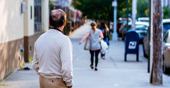 divorcio-pareja-mercado-gente-hombre