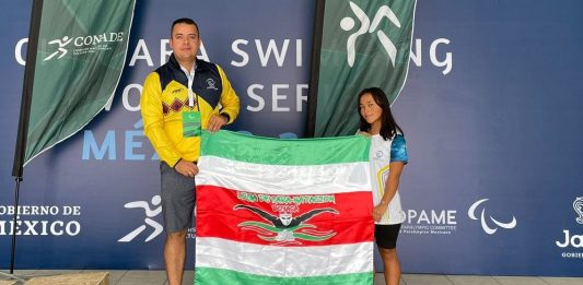 Zharit y el profe Hely en Serie Mundial de Paranatación