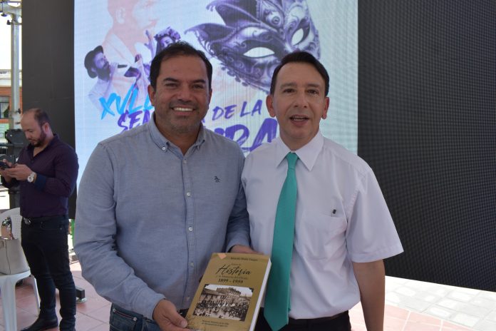 alcalde . de moniquira recibe el libro.