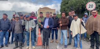 El Alcalde que se puso las botas para arreglar una vía nacional