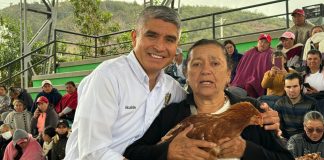 En Samacá, el Alcalde que regala gallinas
