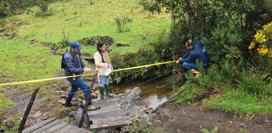 CAR verifica riesgos ambientales durante operativo de inspección en el río Suárez